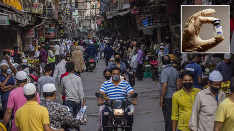 People buy and commodities in a busy commercial hub, as the country relaxes its lockdown restrictions on May 15, 2020 in Delhi, India. ©  Yawar Nazir / Getty Images; (inset) Sputnik V vaccine © REUTERS / Shamil Zhumatov
