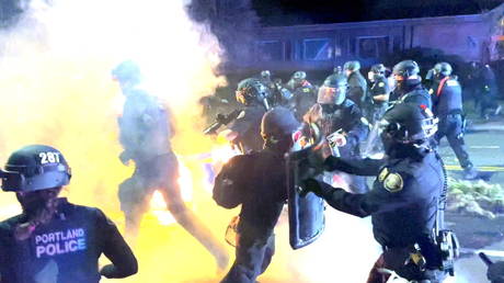 Protesters clash with police in Portland, Oregon, April 13, 2021. © Gravemorgan / Twitter / Reuters