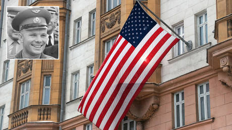 The US flag on the embassy building on Novinsky Boulevard in Moscow. © Sputnik / Vitaly Belousov; (inset) Yuri Gagarin © Daily Herald / Mirrorpix / Getty Images