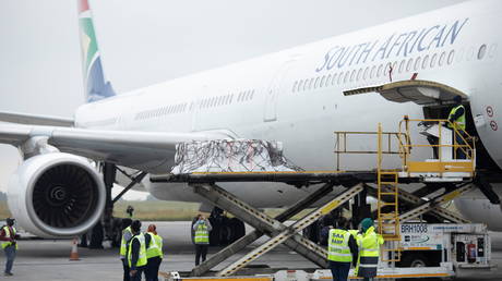 A delivery of the Johnson & Johnson coronavirus disease (COVID-19) vaccine is offloaded at the O.R Tambo International Airport in Johannesburg, South Africa, (FILE PHOTO) © Kim Ludbrook/Pool via REUTERS