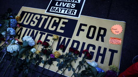 FILE PHOTO: Flowers are laid on a sign as protesters rally outside the Brooklyn Center Police Department, days after Daunte Wright was shot and killed by a police officer in Brooklyn Center, MN © REUTERS/Leah Millis