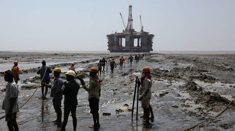 FILE PHOTO: A decommissioned oil rig at the Alang shipyard in the western state of Gujarat, India © Reuters / Amit Dave