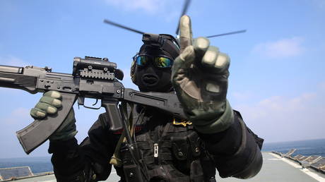 A member of the Islamic Revolution Guards Corps (IRGC) gestures during navy drills. ©  Reuters / Iranian Army