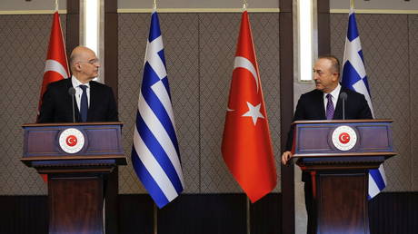 Turkish Foreign Minister Mevlut Cavusoglu and his Greek counterpart Nikos Dendias hold a news conference in Ankara. © Reuters / Turkish Foreign Ministry