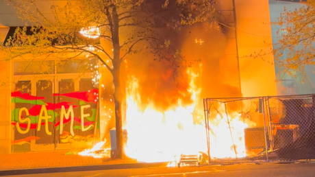 Fire burns at an Apple store during protests in Portland, Oregon, April 17, 2021, in this still image taken from a video © Reuters / Grace Morgan