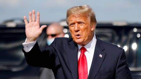 FILE PHOTO: Donald Trump waves as he arrives at Palm Beach International Airport in West Palm Beach, Florida, US,, January 20, 2021 © Reuters / Carlos Barria