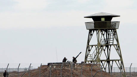 FILE PHOTO: Iranian soldiers stand guard on an anti-aircraft machine gun inside Natanz uranium enrichment facility. © Reuters / Raheb Homavandi