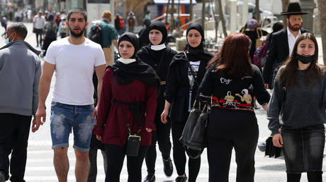 People walk on a street in Jerusalem, on April 18, 2021 © AFP / MENAHEM KAHANA