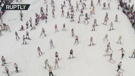 1,700 bikini-clad snowboarders & skiers hit Siberian slopes to close season in style (VIDEO)