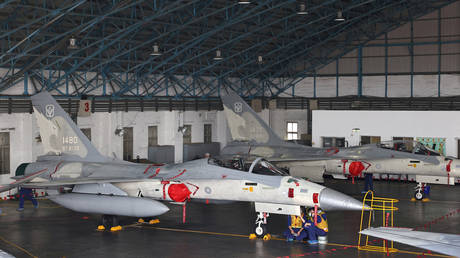 Mechanics repair F-CK-1 Ching-kuo Indigenous Defence Fighters (IDF) at an Air Force base in Tainan, Taiwan, (FILE PHOTO) © REUTERS/Ann Wang/File Photo
