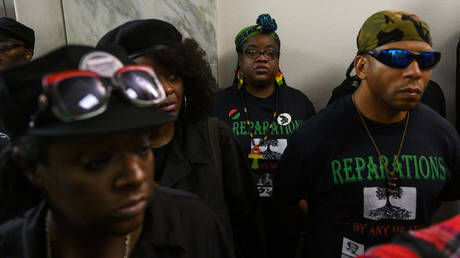 FILE PHOTO. Activists stand in line waiting to enter a hearing about reparation for the descendants of slaves at the Capitol in Washington, DC © Reuters / ANDREW CABALLERO-REYNOLDS