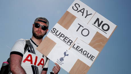 A Tottenham Hotspur FC fan protests against the European Super League in London, UK, April 19, 2021. © Matthew Childs / Reuters