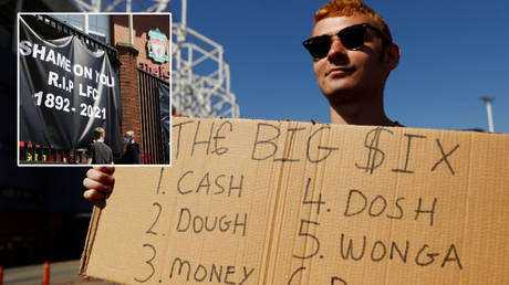 Protestors have been outside stadiums voicing their disapproval of the proposed European Super League © Jason Cairnduff / Reuters | © Carl Recine / Reuters