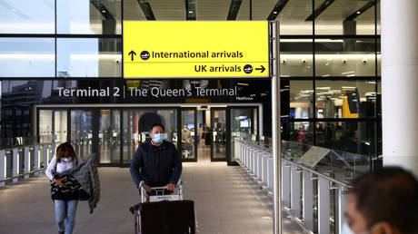 Travellers walk through Terminal 2 at Heathrow Airport, amid the coronavirus disease (COVID-19) outbreak in London, Britain (FILE PHOTO) ©  REUTERS/Henry Nicholls