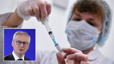 A medical worker holds an ampoule containing the Russian drug Gam Covid Vak (Sputnik V) at the Arena Plaza shopping center in Moscow. © Sputnik / Evgeny Biyatov; (inset) Thierry Breton © REUTERS / Sarah Meyssonnier