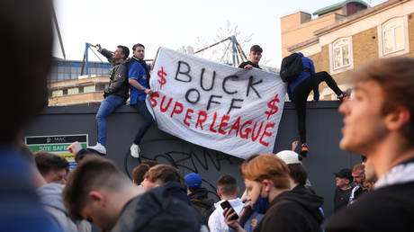 Furious Chelsea fans protested against the Super League outside the club's stadium. © Reuters