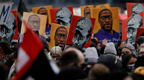 People hold placards with paintings of George Floyd, Daunte Wright and Philando Castile after the verdict in the trial of former Minneapolis police officer Derek Chauvin in Minneapolis, Minnesota, U.S., April 20, 2021. © REUTERS/Carlos Barria