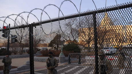 Capitol police fortify area after riot © Reuters / Jonathan Ernst