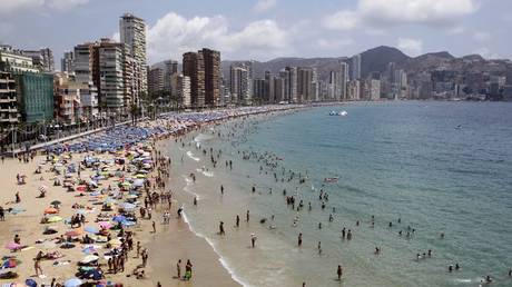 People relax at the beach during a hot summer day in Benidorm, Spain, (FILE PHOTO) © REUTERS/Heino Kalis