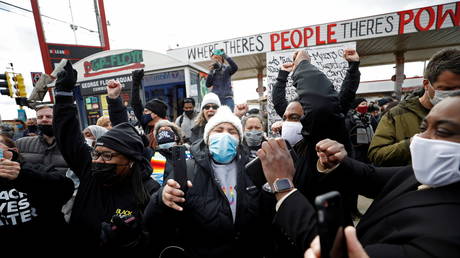 People react after the verdict in the trial of former Minneapolis police officer Derek Chauvin at George Floyd Square in Minneapolis, Minnesota, April 20, 2021 © Reuters / Octavio Jones