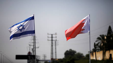 FILE PHOTO: The flags of Israel and Bahrain flutter along a road in Netanya, Israel, September 14, 2020 © Reuters / Nir Elias