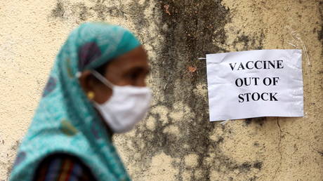 FILE PHOTO: A notice about the shortage of coronavirus vaccine supplies is seen at a vaccination centre in Mumbai, India, April 8, 2021 © Reuters / Francis Mascarenhas