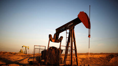 FILE PHOTO: Pump Jacks are seen at sunrise near Bakersfield, California October 14, 2014. © REUTERS/Lucy Nicholson