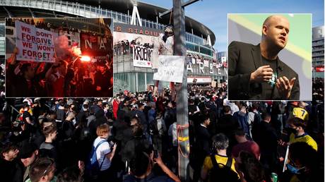 Arsenal fans hanged an effigy of owner Kroenke as they protested on Friday, while Spotify founder Daniel Ek made an offer. © Reuters