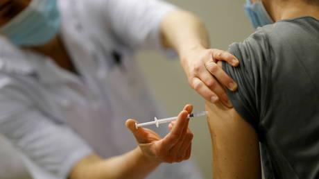 FILE PHOTO: A French healthcare worker administers a dose of Pfizer BioNTech vaccine. © Reuters / Stephane Mahe