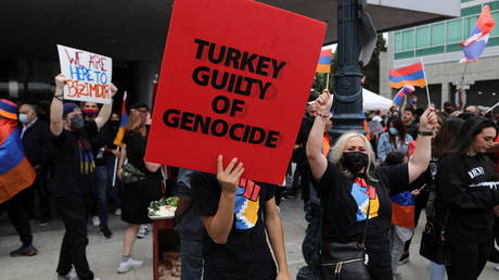 Members of the Armenian diaspora in the US rally on Armenian Remembrance Day in Los Angeles. © Reuters David Swanson