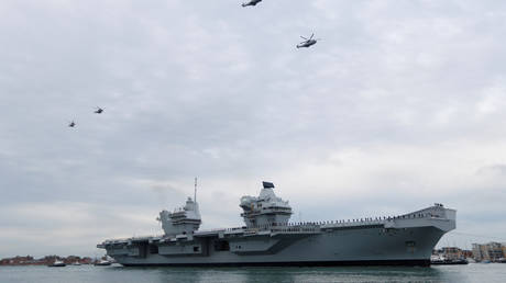 Helicopters fly over the Royal Navy's new aircraft carrier HMS Queen Elizabeth, as it arrives in Portsmouth, Britain (FILE PHOTO) © REUTERS/Peter Nicholls