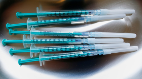 Syringes containing doses of the Pfizer-BioNTech coronavirus vaccine. © Reuters / Thilo Schmuelgen