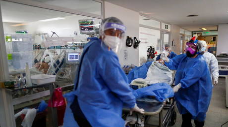 Healthcare workers move a patient suffering from the coronavirus disease (Covid-19), on a stretcher in an intensive care unit of a hospital on the outskirts of Buenos Aires, Argentina (FILE PHOTO) © REUTERS/Agustin Marcarian