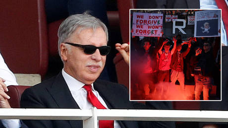 Stan Kroenke and Arsenal supporters © Action Images via Reuters / Matthew Childs | © Henry Nicholls / Reuters