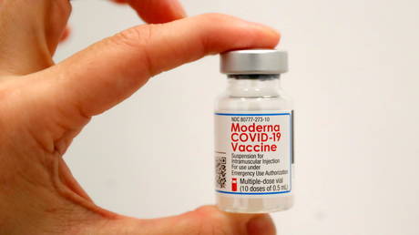 A healthcare worker holds a vial of the Moderna Covid-19 Vaccine at a pop-up vaccination site operated by SOMOS Community Care during the coronavirus disease (COVID-19) pandemic in Manhattan in New York City, New York, US.(FILE PHOTO) © REUTERS/Mike Segar