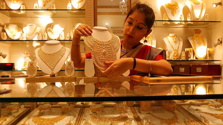 FILE PHOTO: A jewelry showroom in Kolkata, India © Reuters / Rupak De Chowdhuri