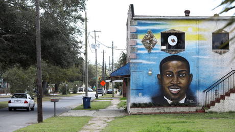 FILE PHOTO: A mural depicts Ahmaud Arbery, in Brunswick, Georgia. ©REUTERS / Dustin Chambers