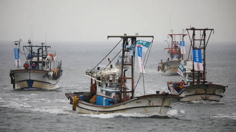 South Korean fishing boats take part in a marine protest off Incheon, South Korea, April 30, 2021 © The banners read "Condemning Japan's decision to release Fukushima water into the sea". REUTERS/Kim Hong-Ji