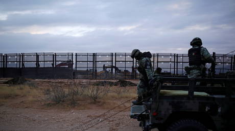 FILE PHOTO: Soldiers assigned to Mexico's National Guard patrol near the border wall near Ciudad Juarez, Mexico January 20, 2021 © Reuters / Jose Luis Gonzalez