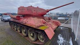 Nationwide weapon amnesty prompts citizen to turn TANK and ARTILLERY GUN over to the authorities (PHOTOS)