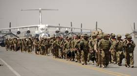 Stany Zjednoczone rozpoczynają szeroko reklamowane `` wycofywanie się '' z Afganistanu ... wysyłając WIĘCEJ żołnierzy i sprzętu do `` tymczasowej ochrony sił zbrojnych ''