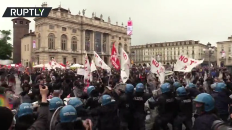 Protesters clash with police, set up GUILLOTINE with effigy of PM in Turin, Italy amid May Day protest (VIDEO)