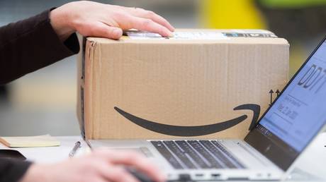 FILE PHOTO: An Amazon employee at a distribution center, Germany © Global Look Press / dpa / Sebastian Kahnert