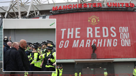 Police and fans clashed ahead of Manchester United's postponed game at home to Liverpool © Carl Recine / Reuters