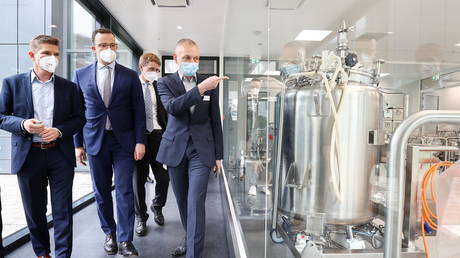 Production manager for vaccines Christian Mangels shows German Health Minister Jens Spahn around the Allergopharma plant in Reinbek near Hamburg, Germany, (FILE PHOTO) © as the they started the Pfizer/BioNTech Covid-19 vaccine production. Christian Charisius/Pool via REUTERS