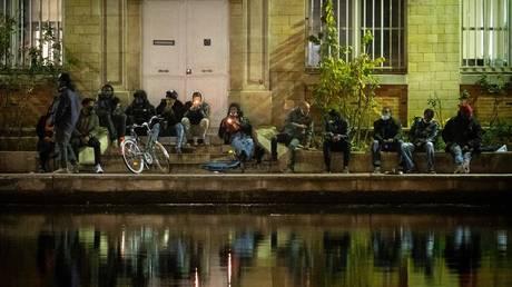 French police investigating Paris firework incidents after vigilantes reportedly target drug users (VIDEOS)