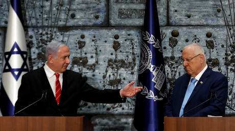 Israeli Prime Minister Benjamin Netanyahu (L) and President Reuven Rivlin (R) at an event in Jerusalem, September 2019. © Ronen Zvulun / Reuters