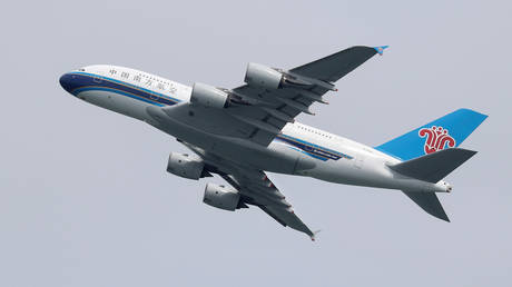 FILE PHOTO: A China Southern Airlines plane takes off from Sydney Airport. © REUTERS/Loren Elliott/File Photo