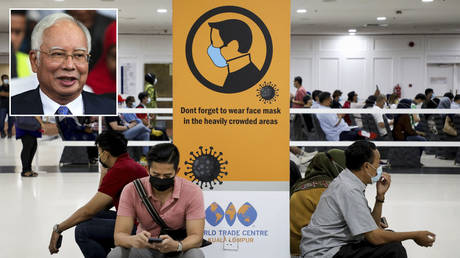 People wait to receive AstraZeneca's COVID-19 vaccine at a vaccination centre in Kuala Lumpur, Malaysia May 5, 2021. © REUTERS / Lim Huey Teng; (inset) Najib Razak © Mohd RASFAN / AFP