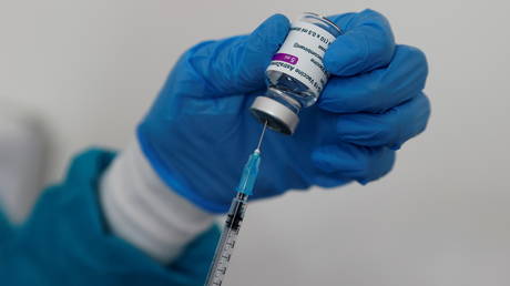 UK vaccination committee says under-40s should opt for alternative to blood clot-linked AstraZeneca&hellip; unless it causes &lsquo;delays&rsquo;